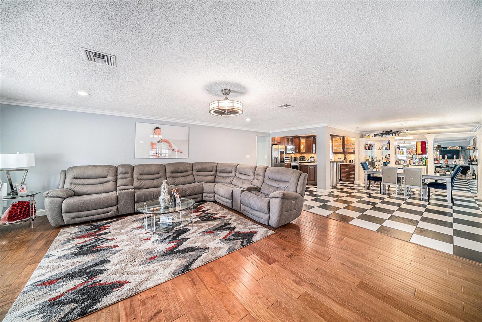 Listing photo id 10 for 8502 May Street