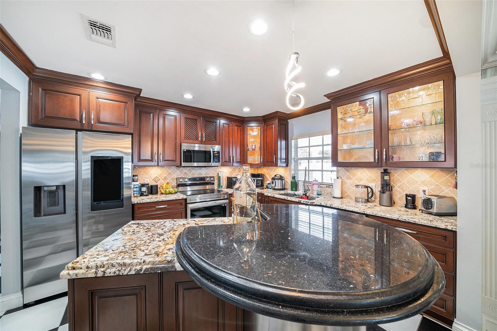 Listing photo id 11 for 8502 May Street