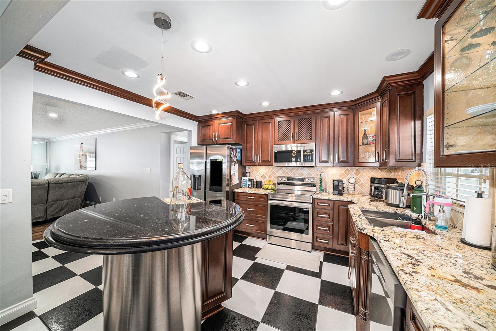 Listing photo id 12 for 8502 May Street