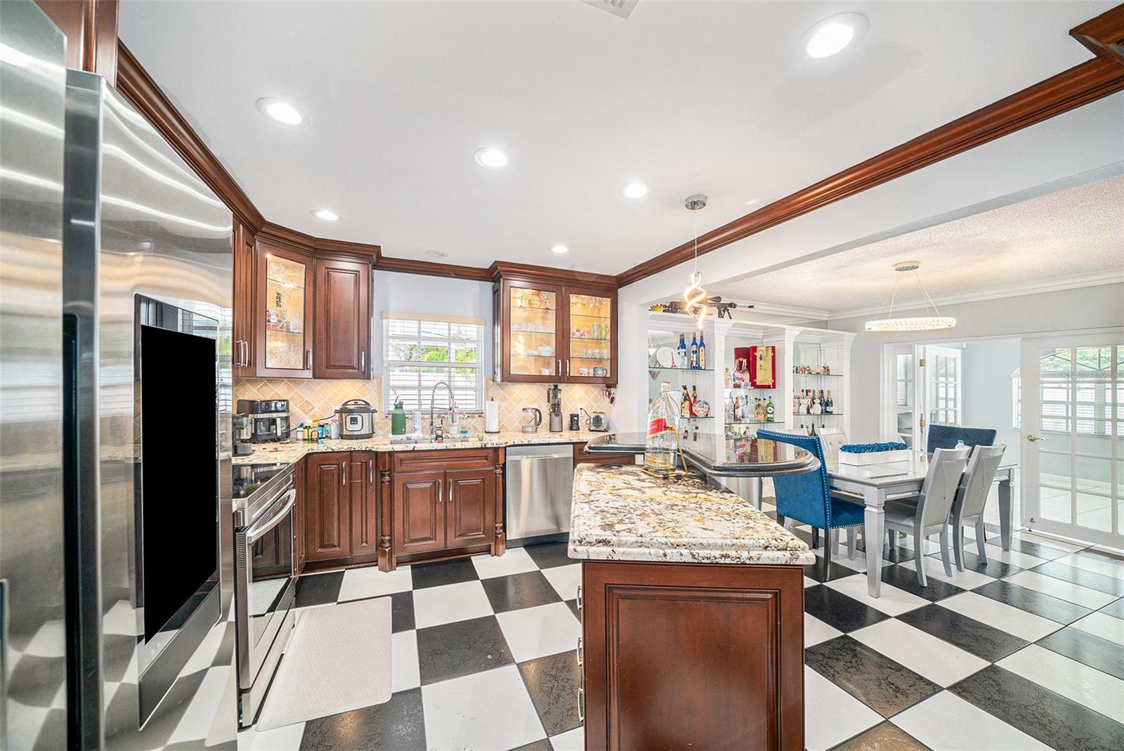 Listing photo id 13 for 8502 May Street