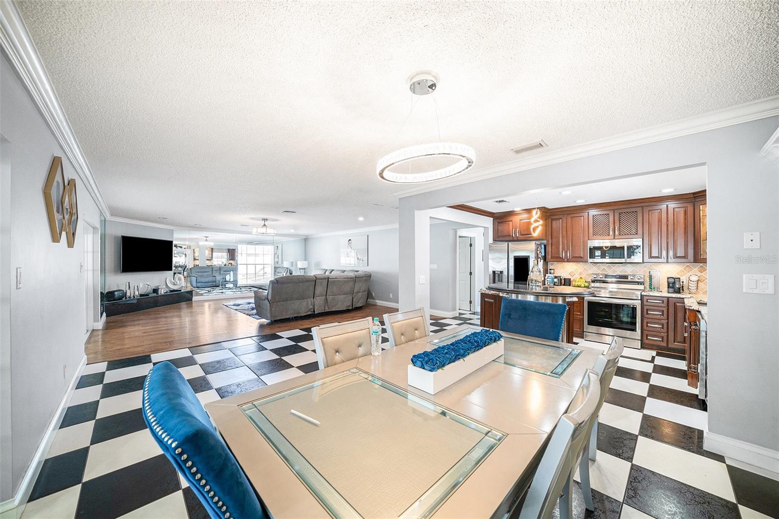 Listing photo id 16 for 8502 May Street