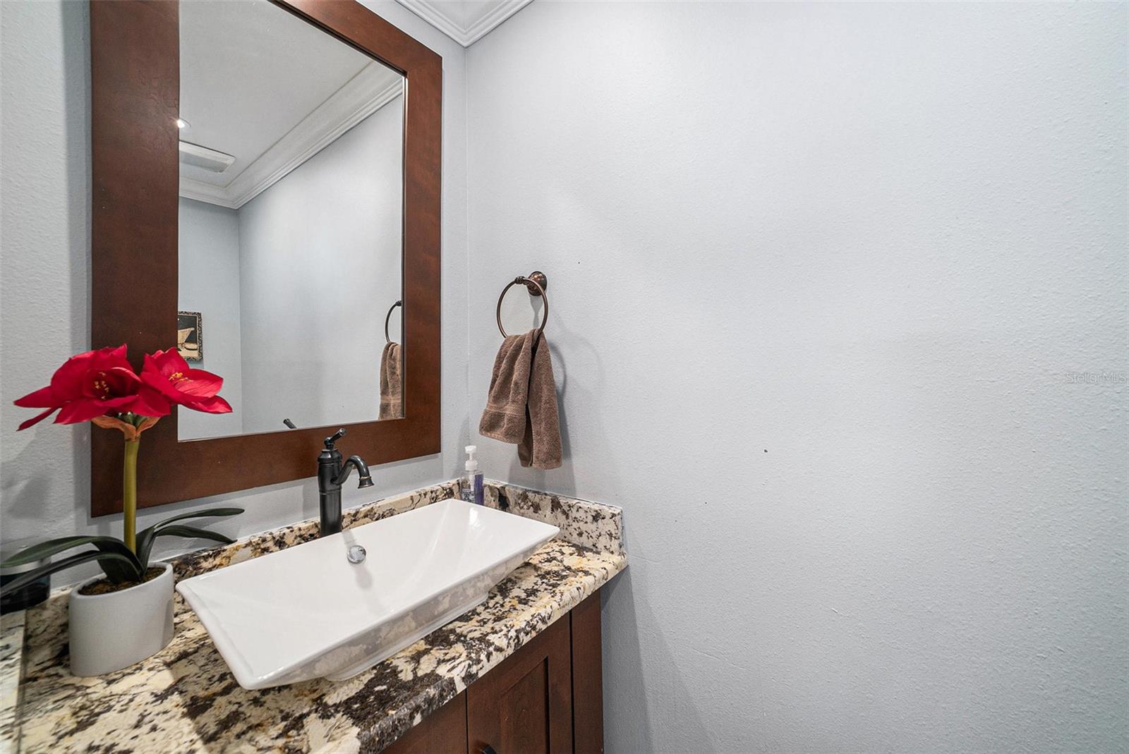 Listing photo id 19 for 8502 May Street