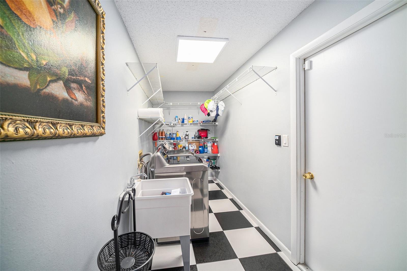 Listing photo id 27 for 8502 May Street