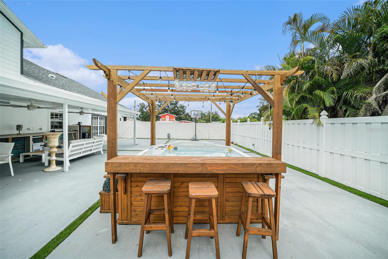 Listing photo id 32 for 8502 May Street