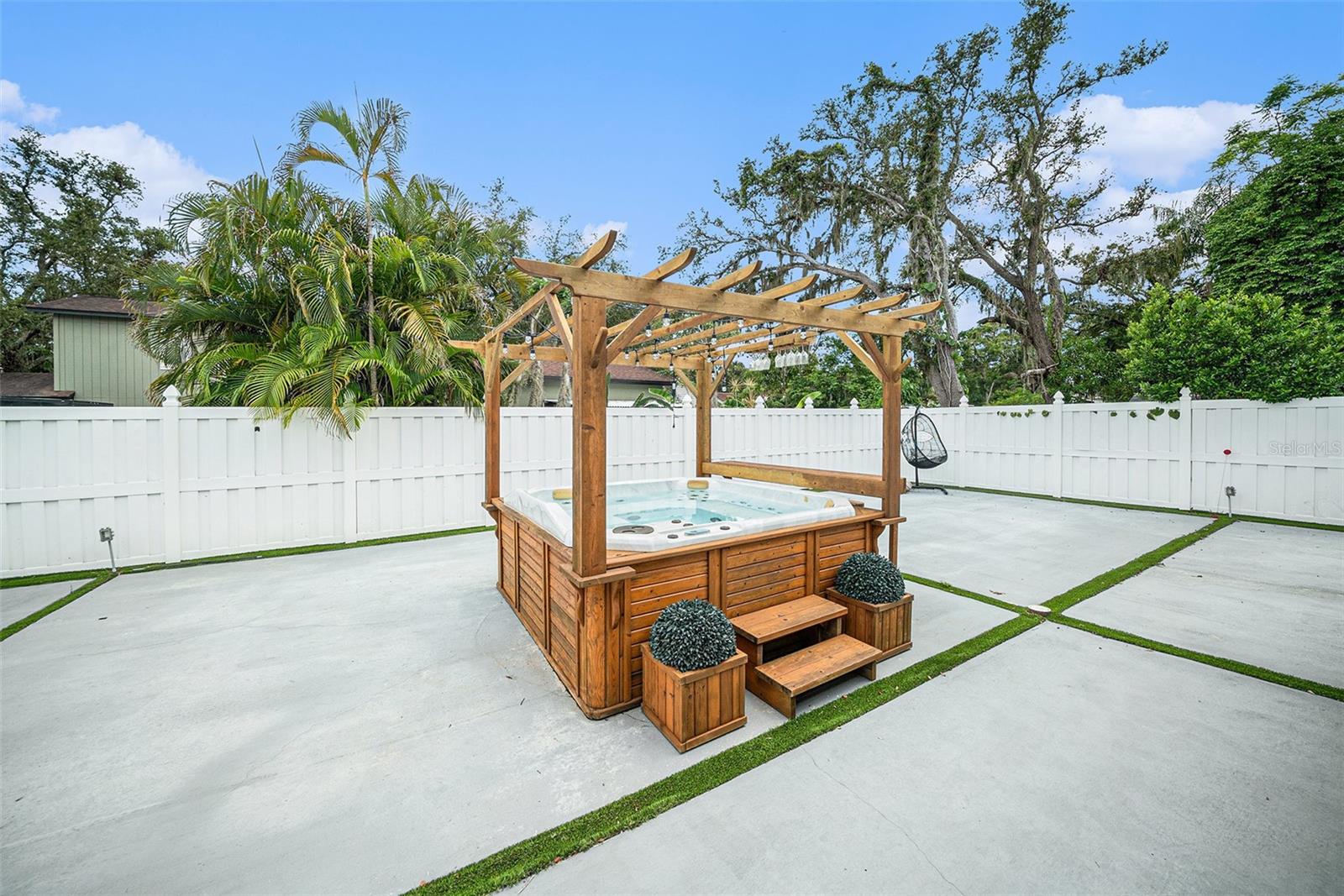 Listing photo id 33 for 8502 May Street