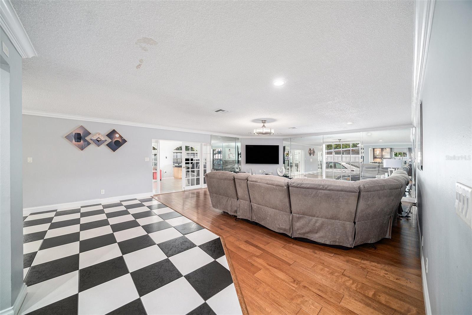 Listing photo id 7 for 8502 May Street