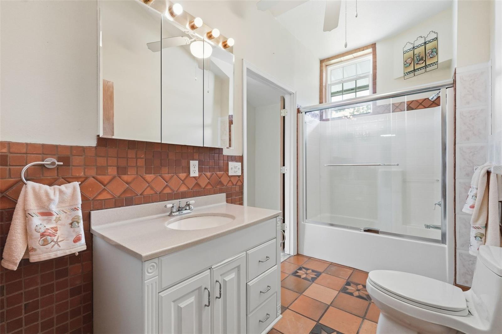 Image 11 of 51 For 585 Sellars Drive