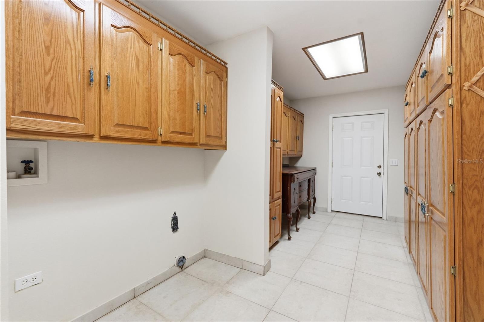 Image 17 of 51 For 585 Sellars Drive