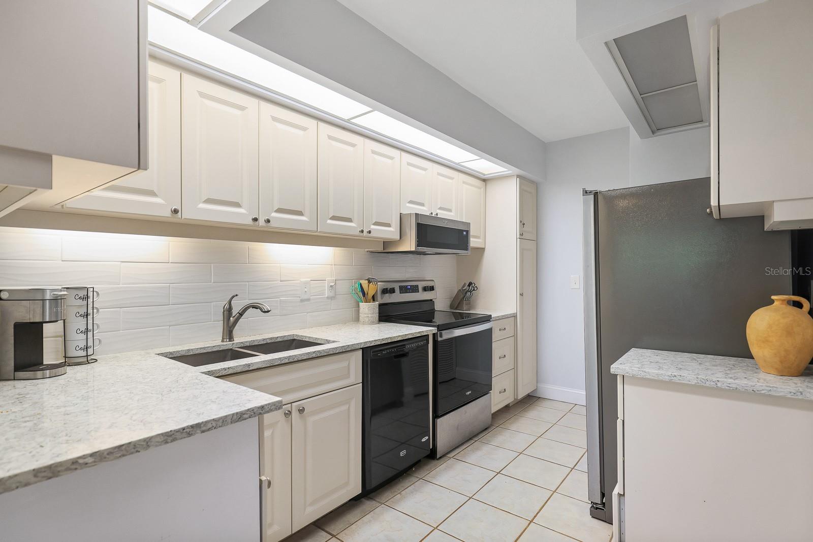 Image 4 of 33 For 1935 Gulf Of Mexico Drive G7-304