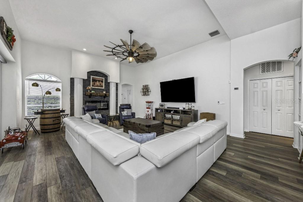 Image 27 of 50 For 15104 Elmcrest Street