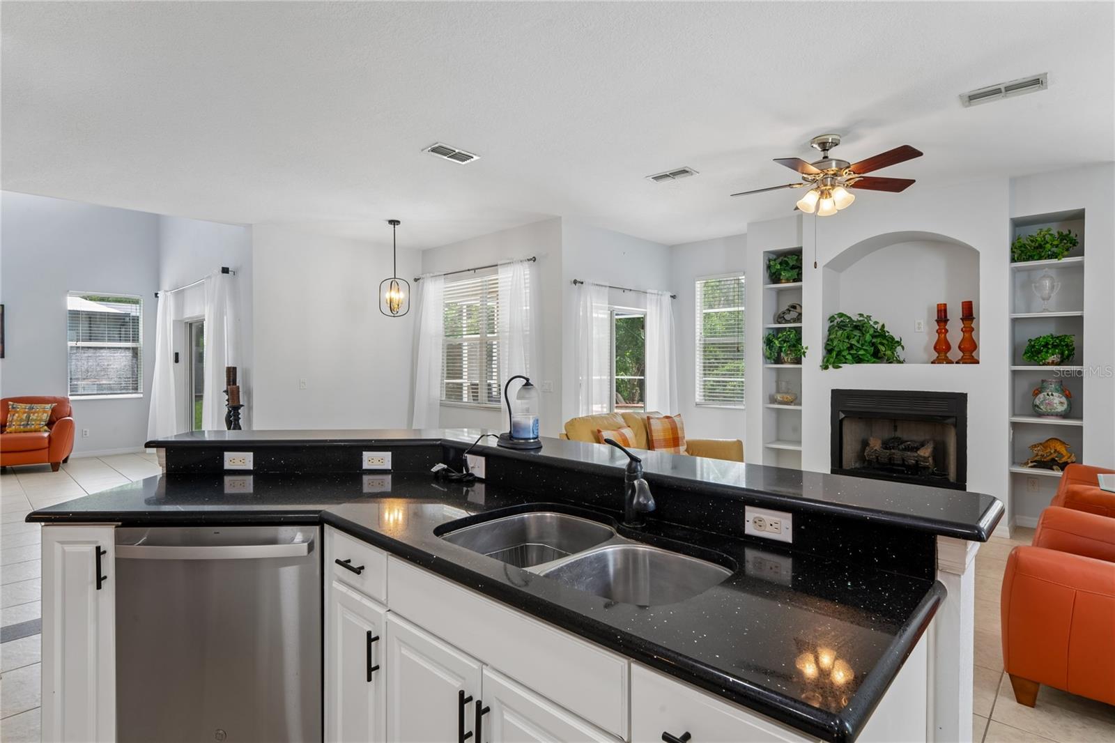 Listing photo id 7 for 9317 Mandrake Court