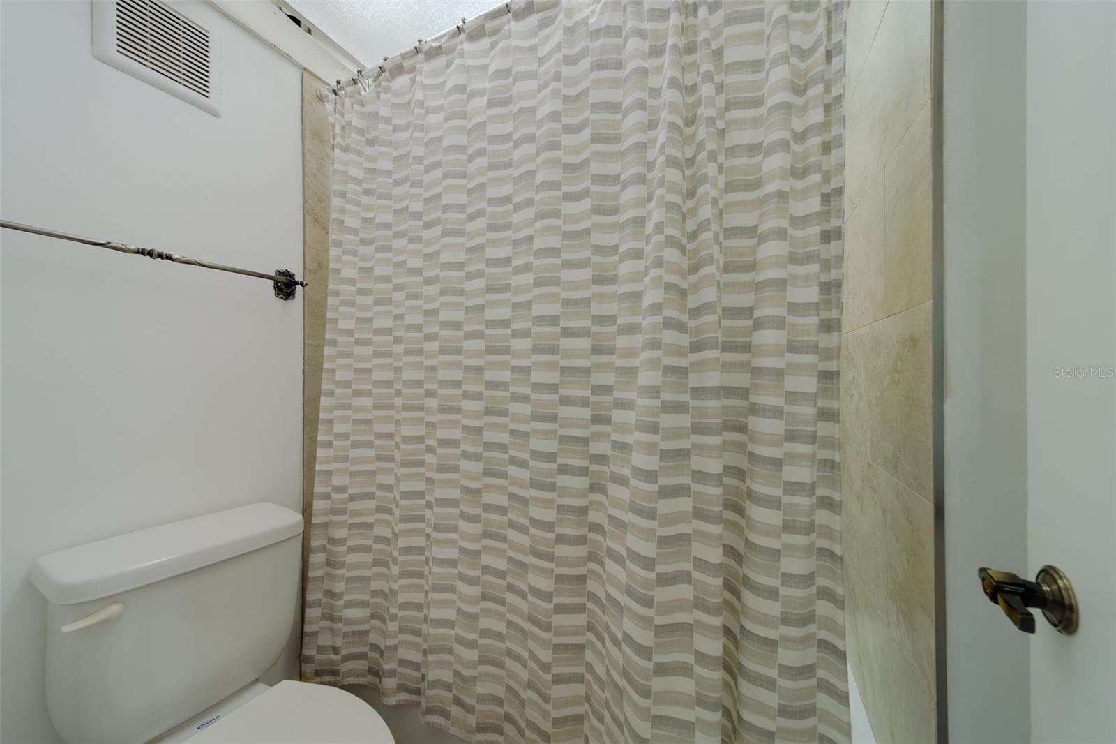 Image 32 of 78 For 51 Island Way 101