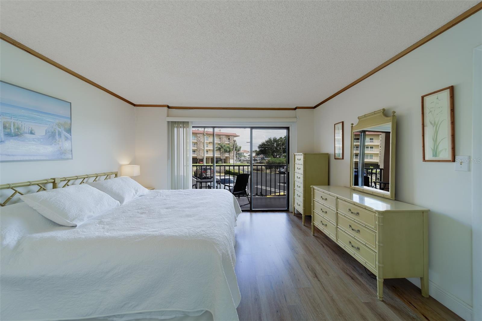 Image 35 of 78 For 51 Island Way 101