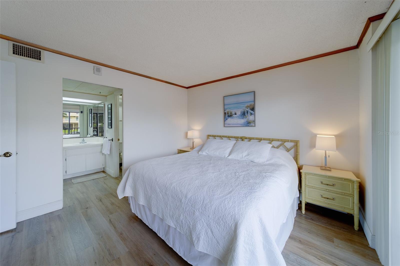 Image 37 of 78 For 51 Island Way 101