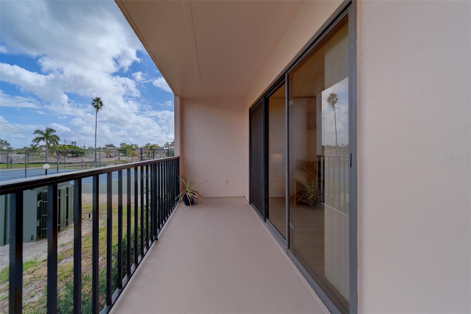 Image 40 of 78 For 51 Island Way 101