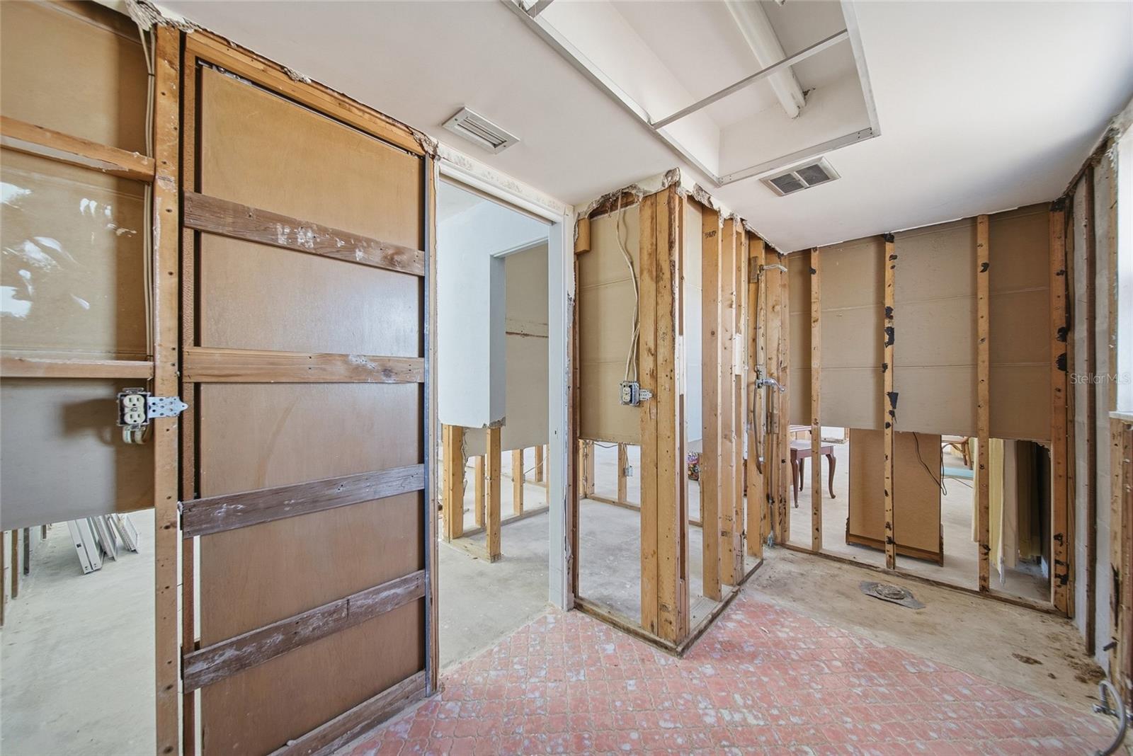 Image 17 of 29 For 4 Bellevue Drive