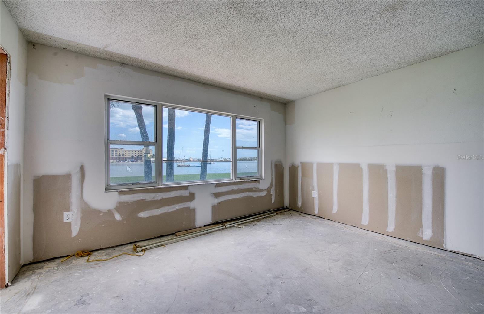 Image 14 of 50 For 4775 Cove Circle 106