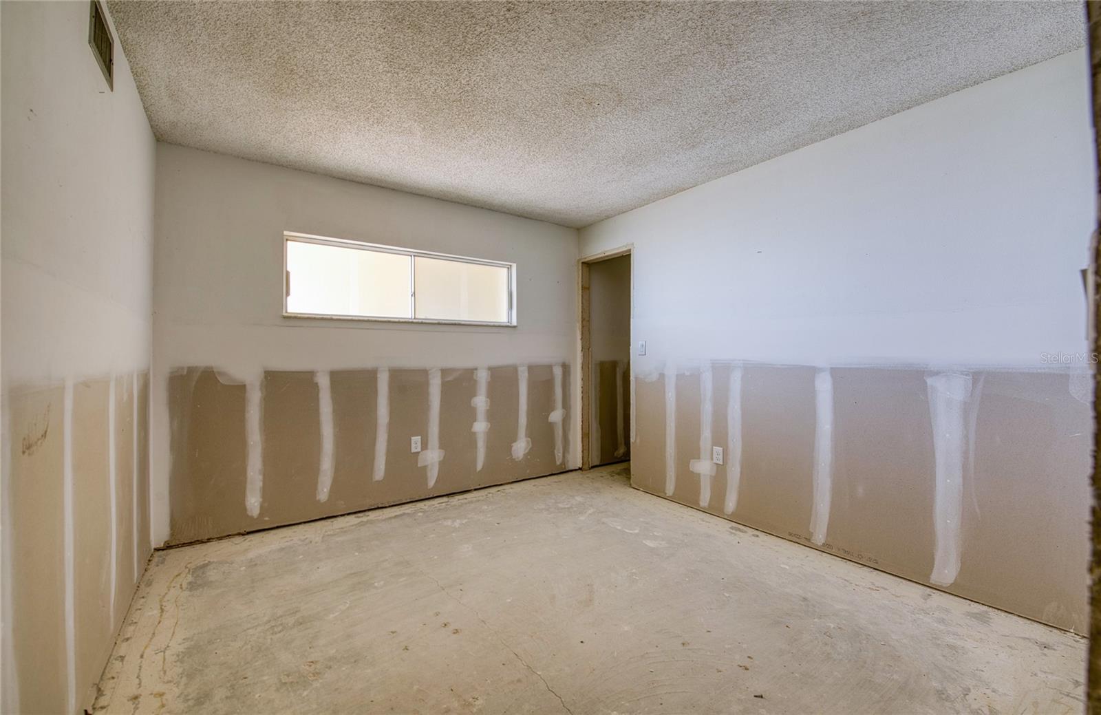 Image 17 of 50 For 4775 Cove Circle 106