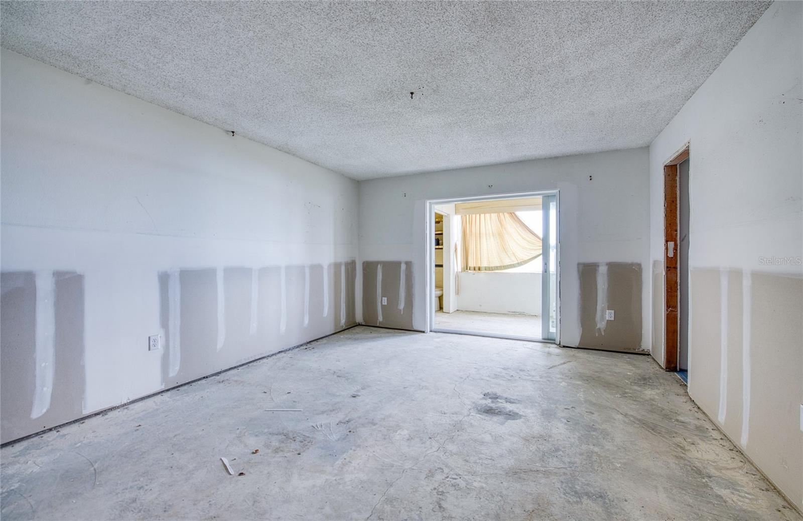 Image 21 of 50 For 4775 Cove Circle 106