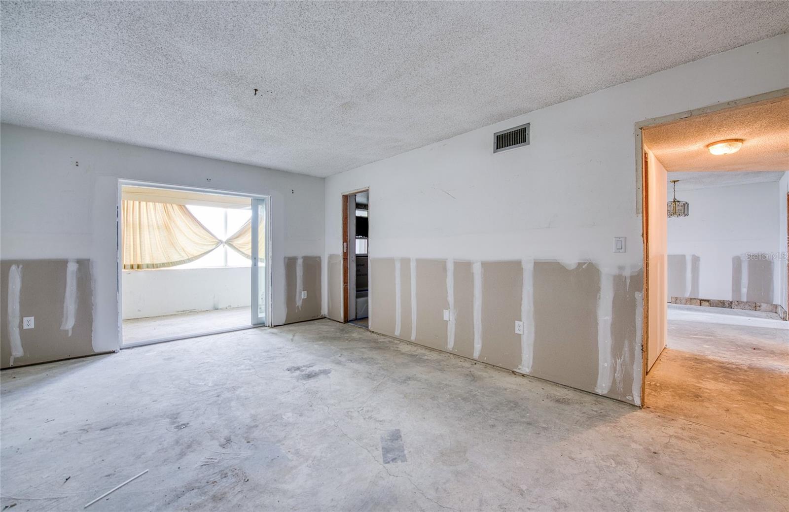 Image 22 of 50 For 4775 Cove Circle 106