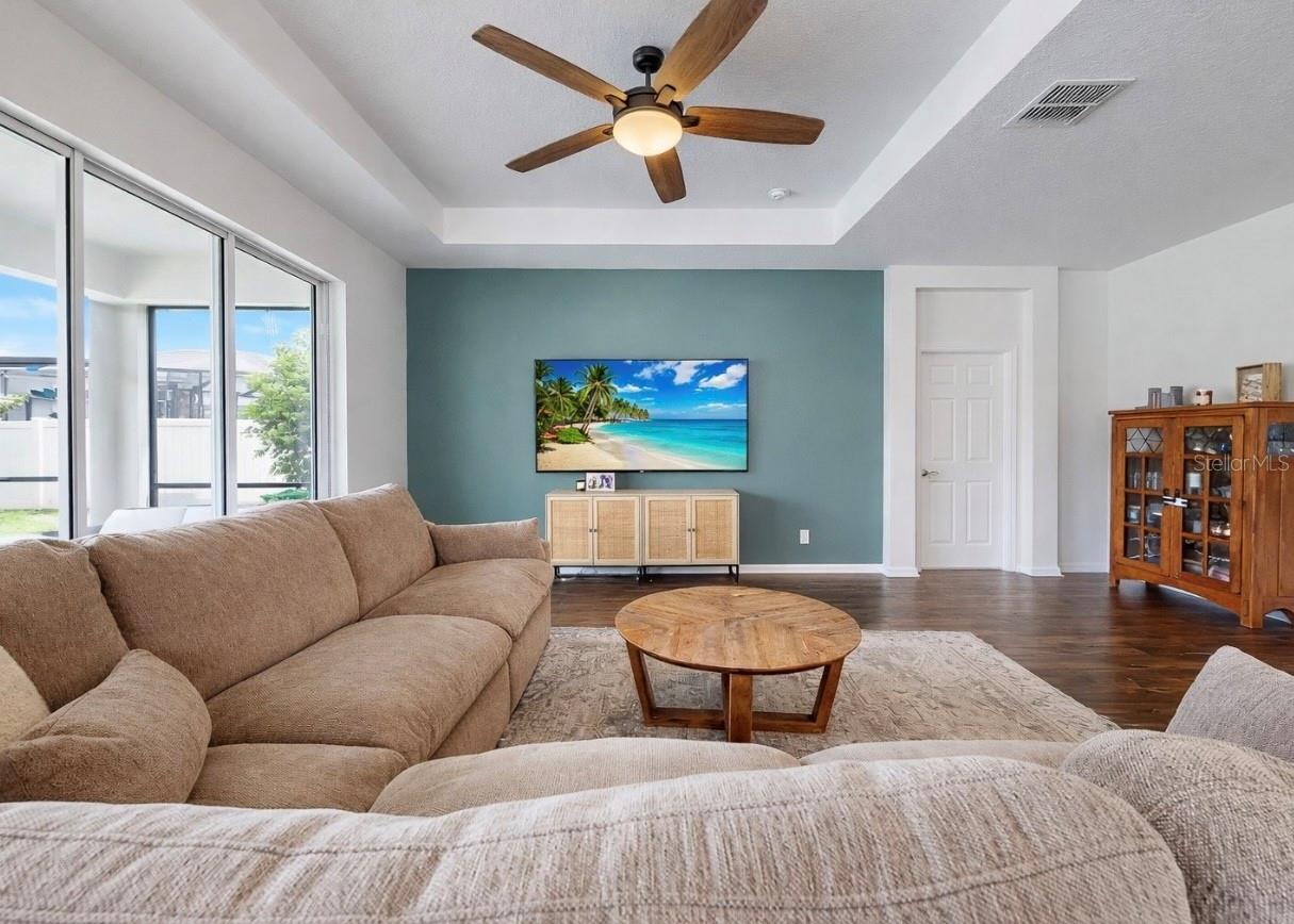 Listing photo id 18 for 10322 Wine Press Avenue