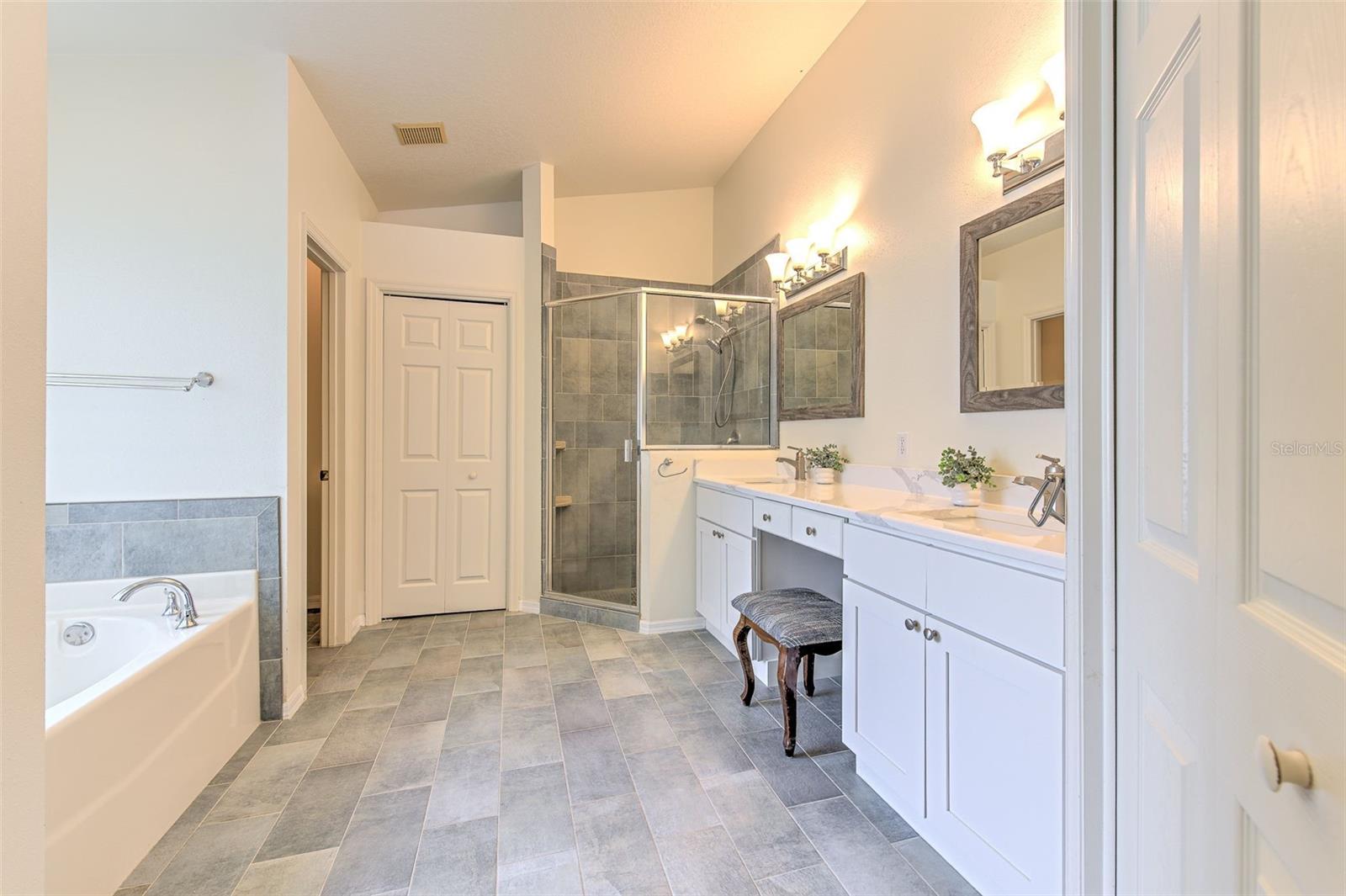 Listing photo id 11 for 2626 Brookville Drive