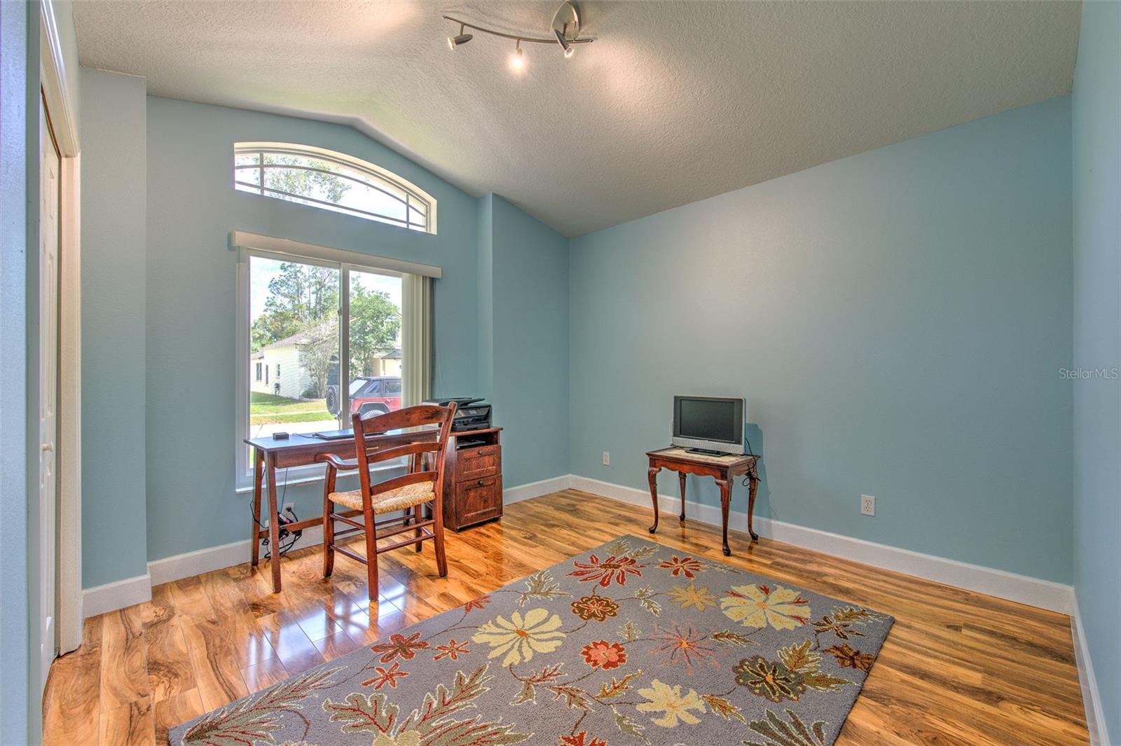 Listing photo id 13 for 2626 Brookville Drive