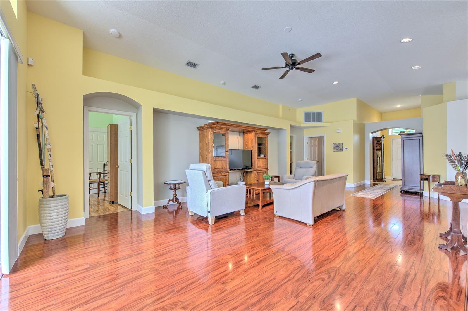 Listing photo id 4 for 2626 Brookville Drive