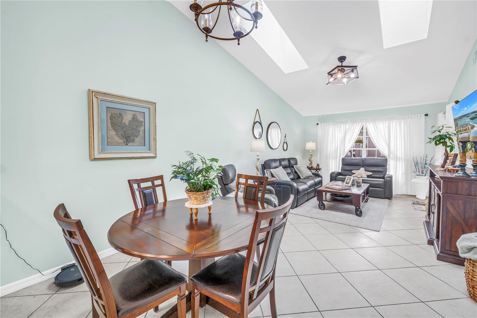 Image 10 of 46 For 228 Sun Vista Court N 70