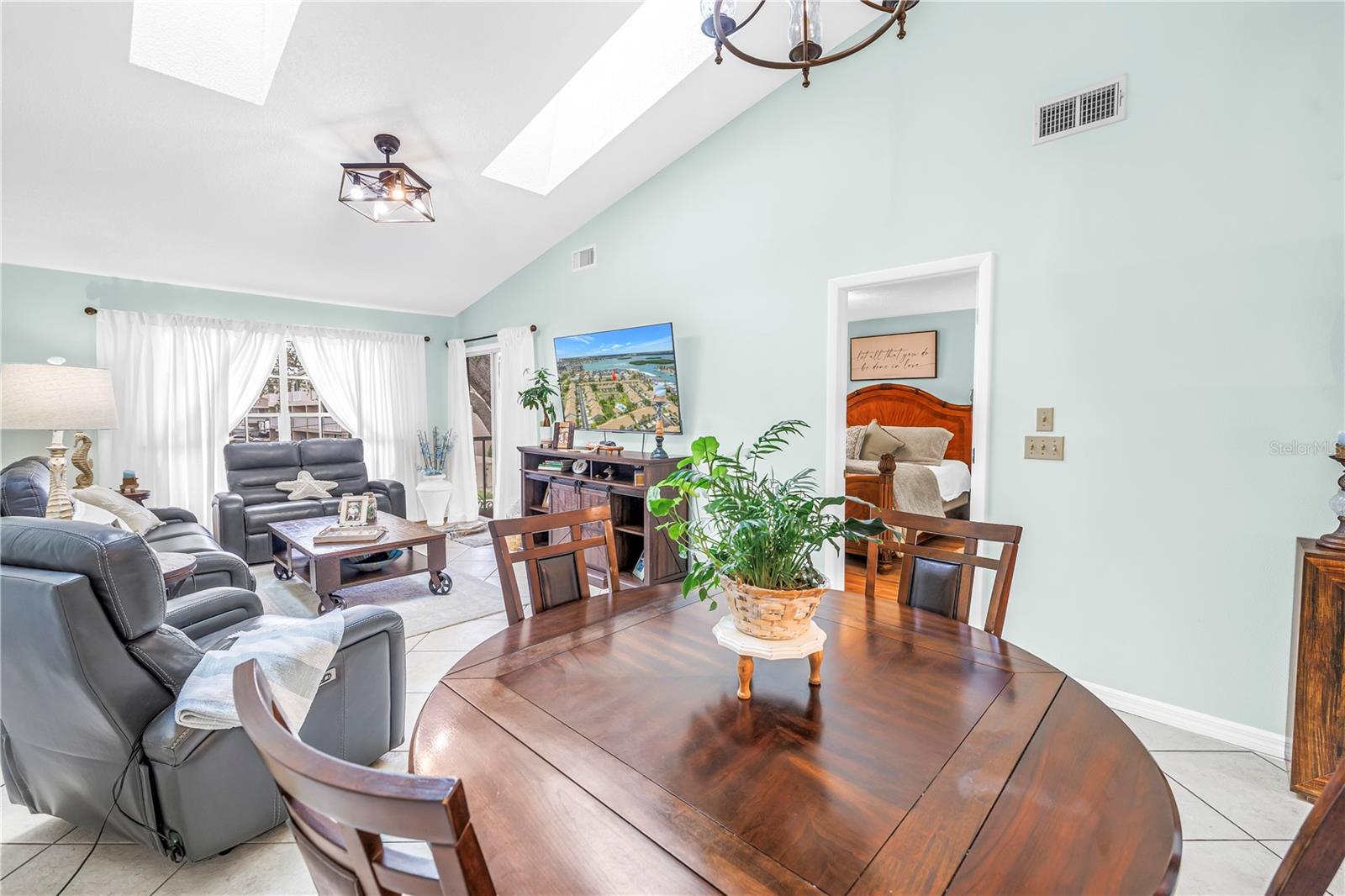 Image 11 of 46 For 228 Sun Vista Court N 70