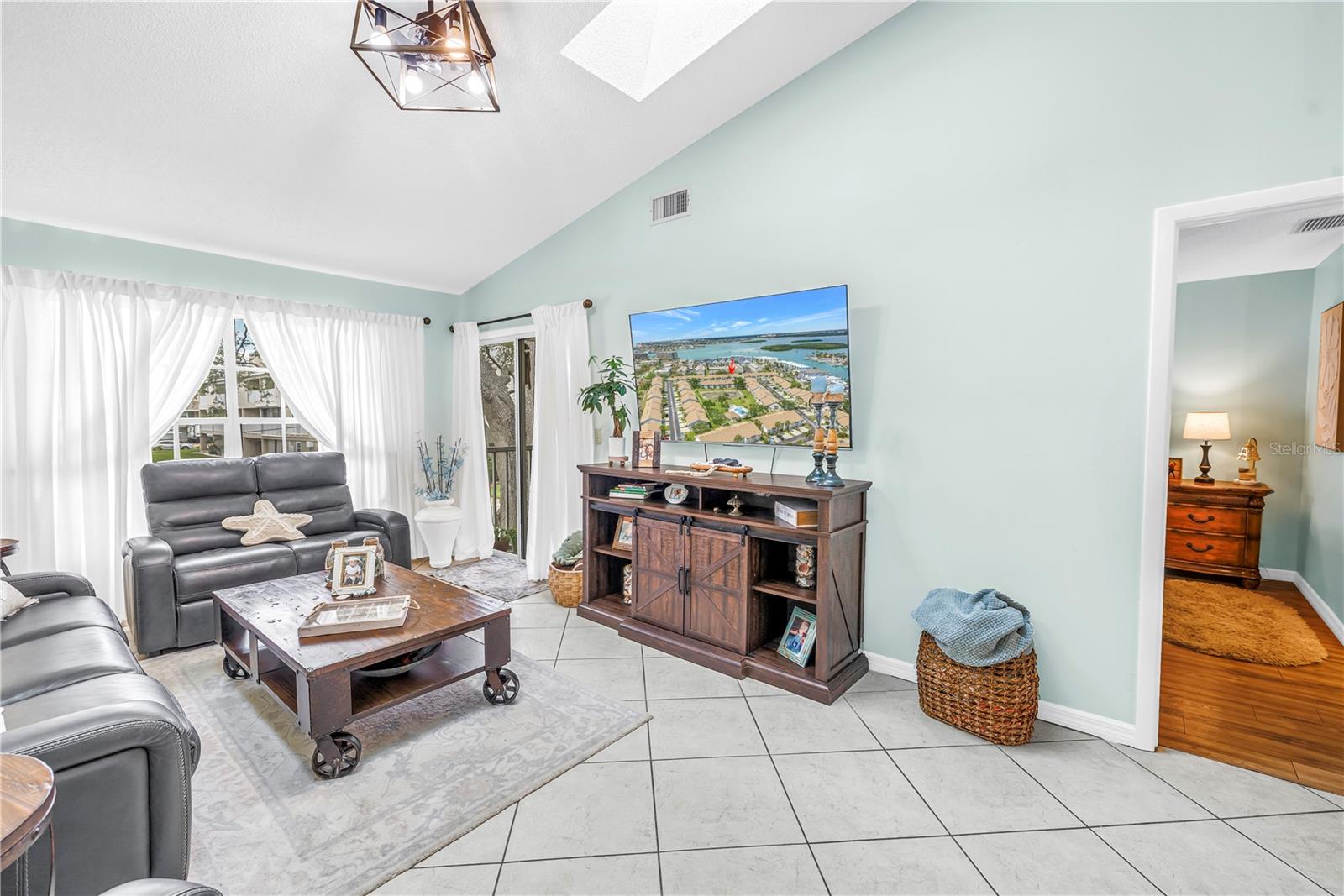 Image 12 of 46 For 228 Sun Vista Court N 70