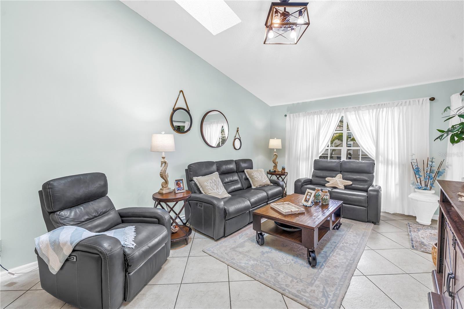 Image 13 of 46 For 228 Sun Vista Court N 70