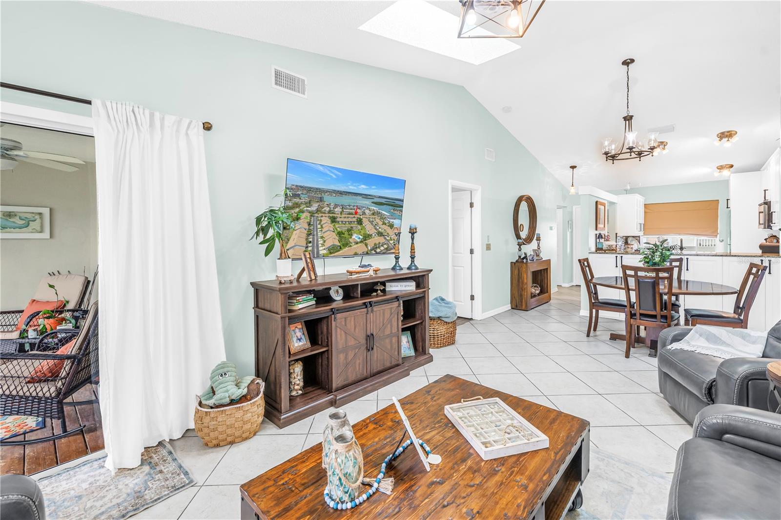 Image 14 of 46 For 228 Sun Vista Court N 70