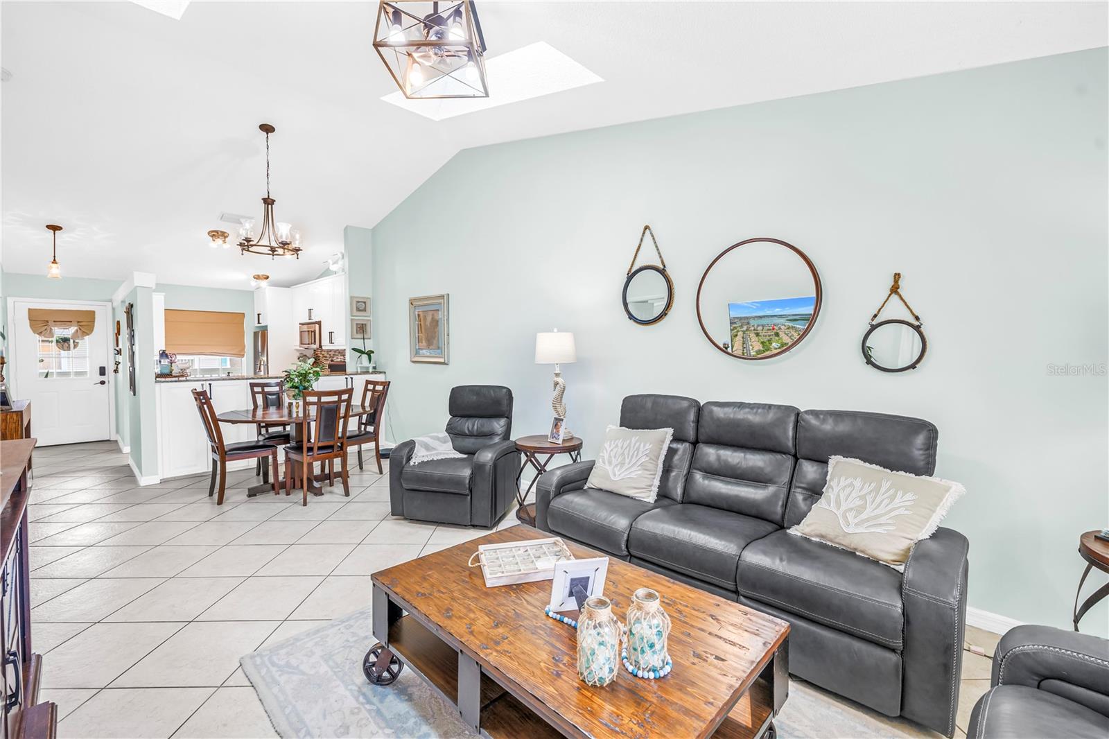 Image 15 of 46 For 228 Sun Vista Court N 70