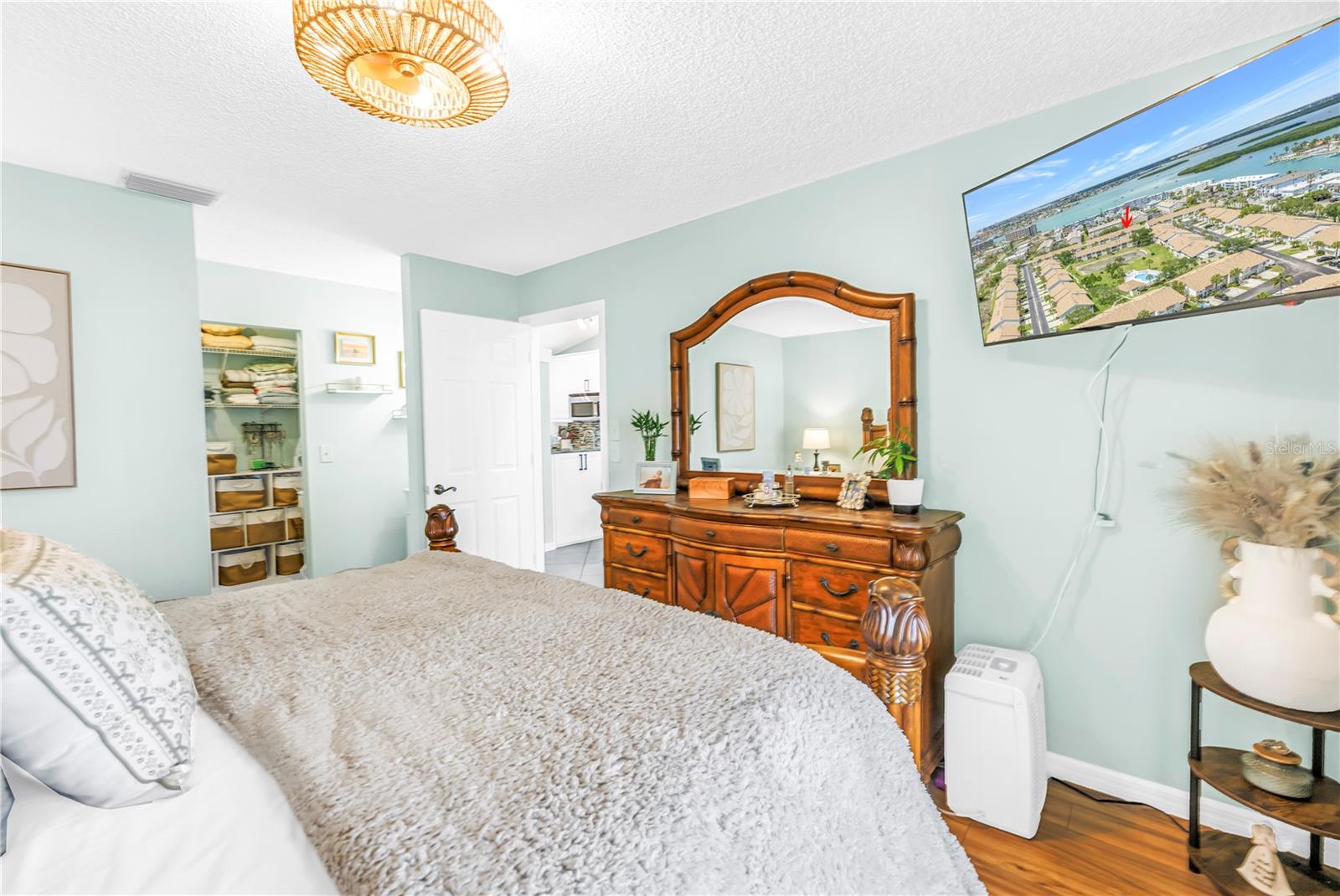 Image 17 of 46 For 228 Sun Vista Court N 70