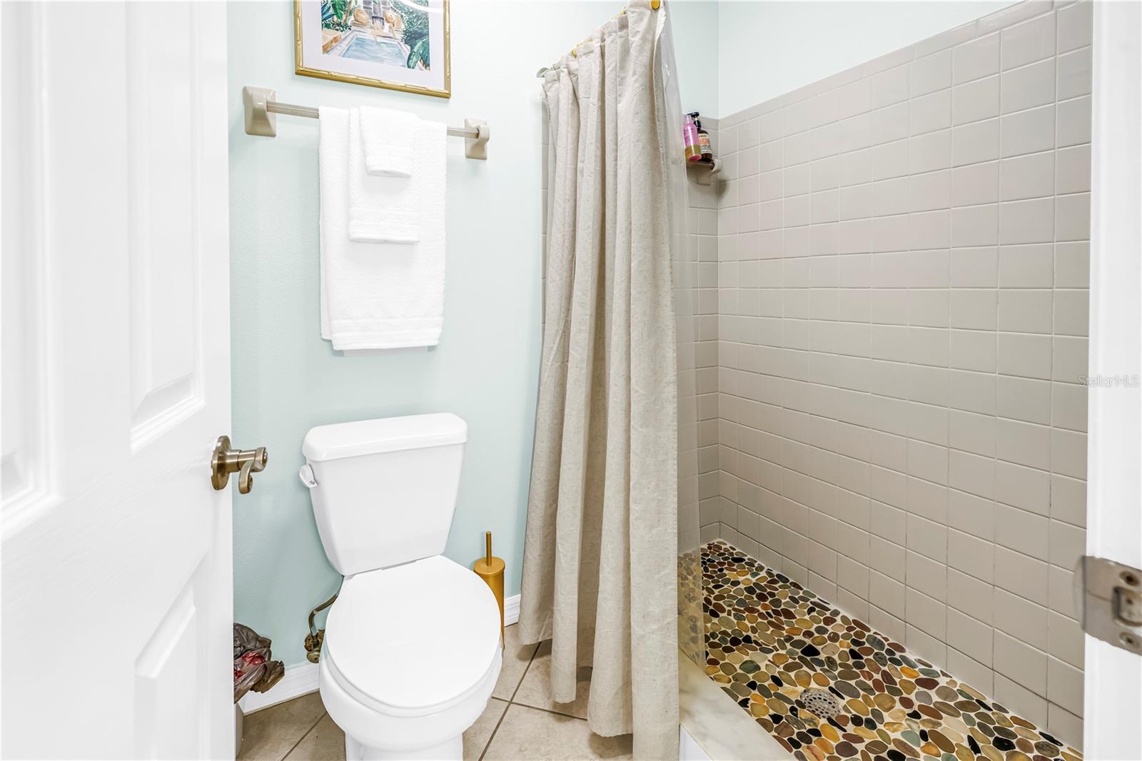 Image 19 of 46 For 228 Sun Vista Court N 70