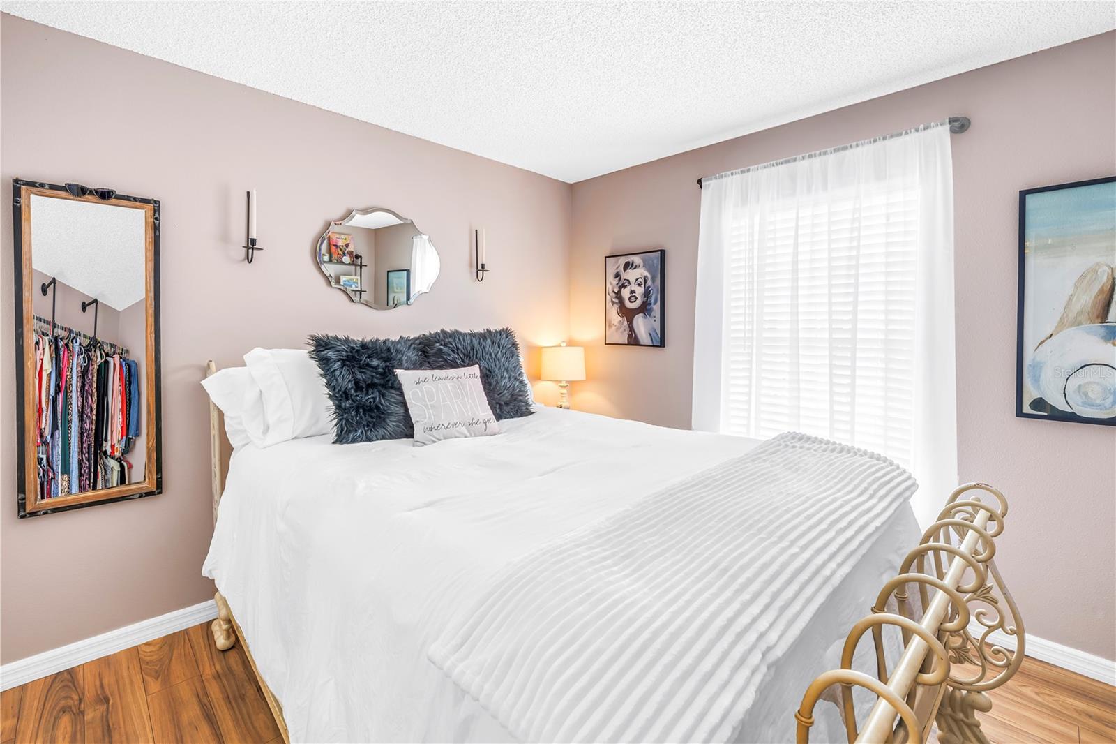 Image 20 of 46 For 228 Sun Vista Court N 70