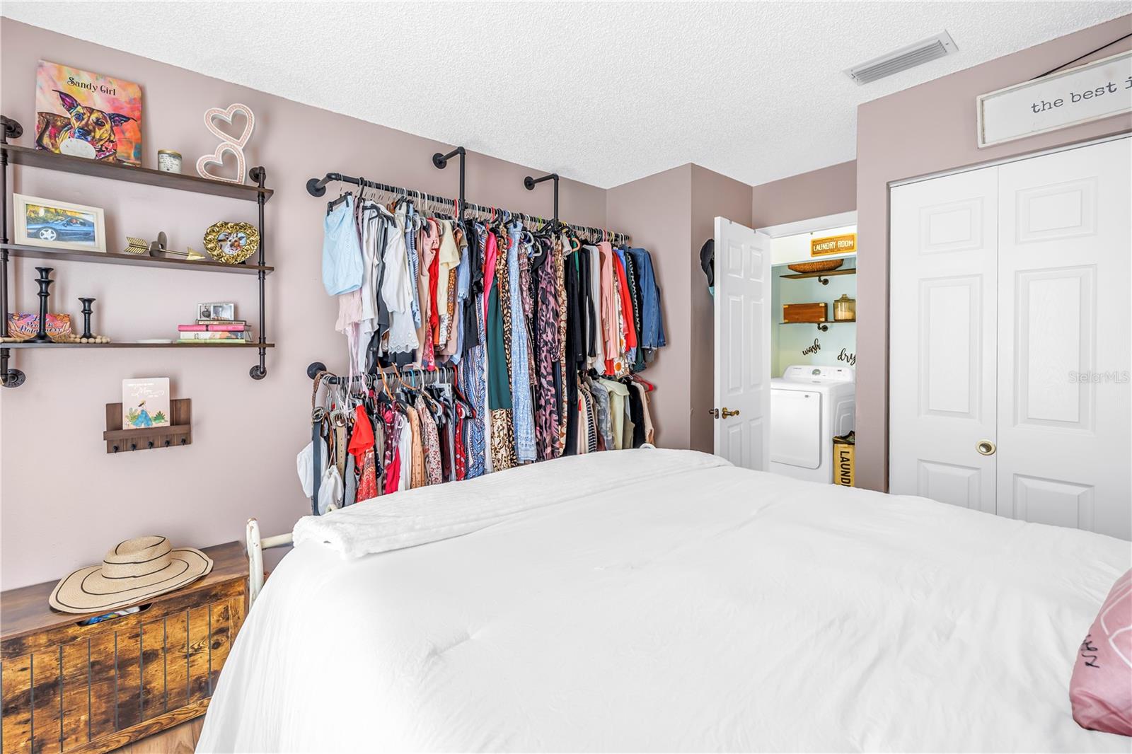 Image 21 of 46 For 228 Sun Vista Court N 70