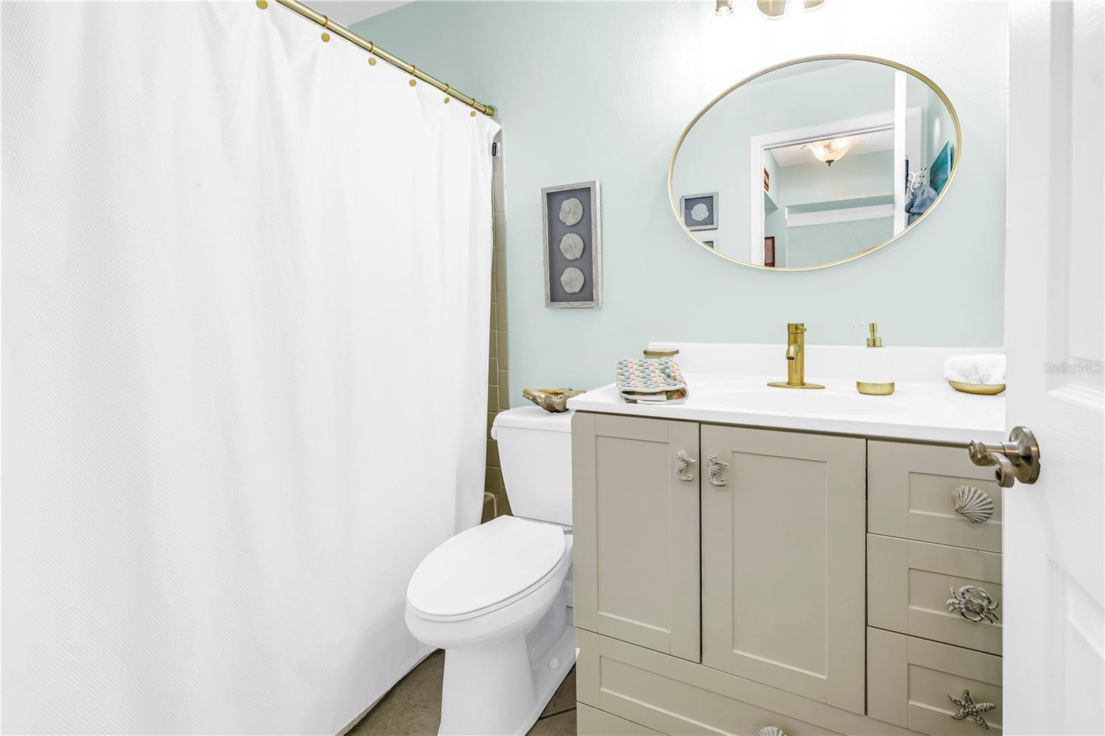 Image 22 of 46 For 228 Sun Vista Court N 70