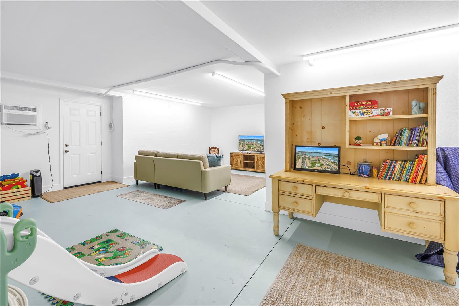 Image 26 of 46 For 228 Sun Vista Court N 70