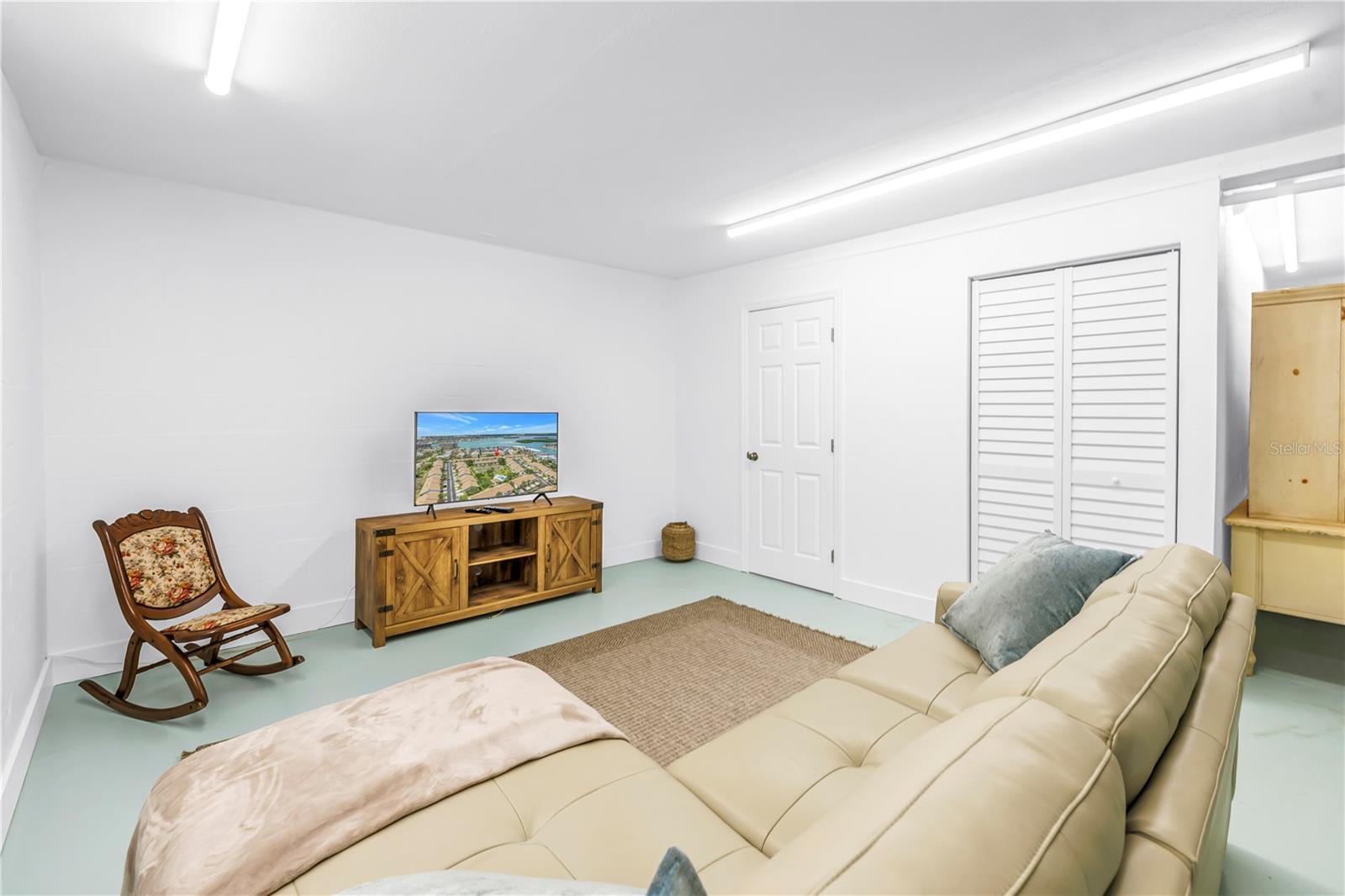 Image 27 of 46 For 228 Sun Vista Court N 70