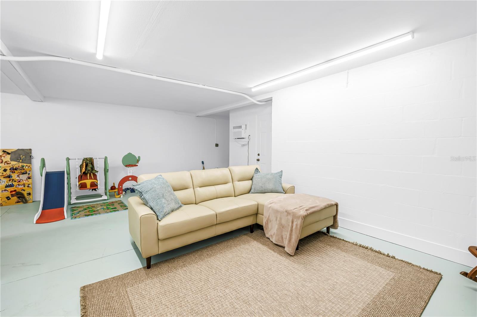 Image 28 of 46 For 228 Sun Vista Court N 70