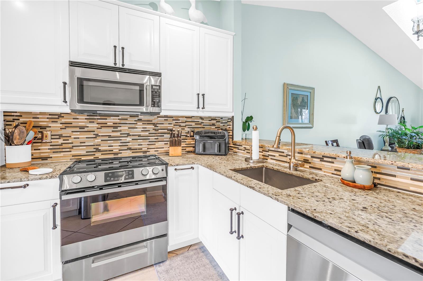 Image 3 of 46 For 228 Sun Vista Court N 70