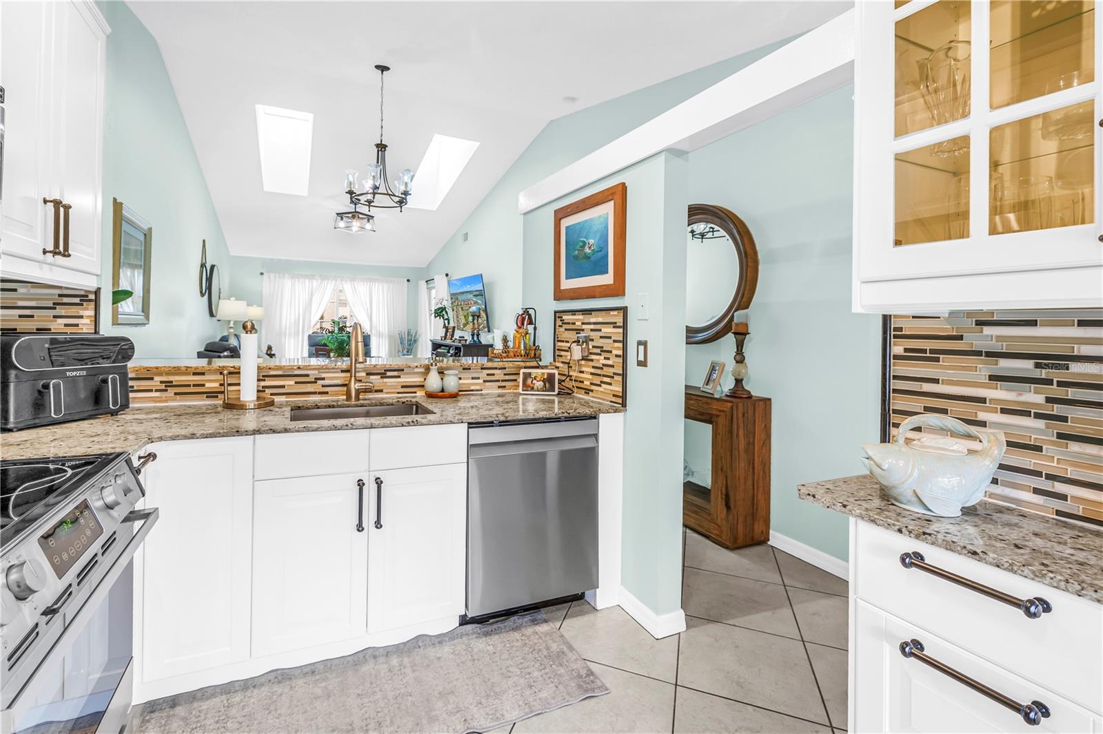 Image 5 of 46 For 228 Sun Vista Court N 70