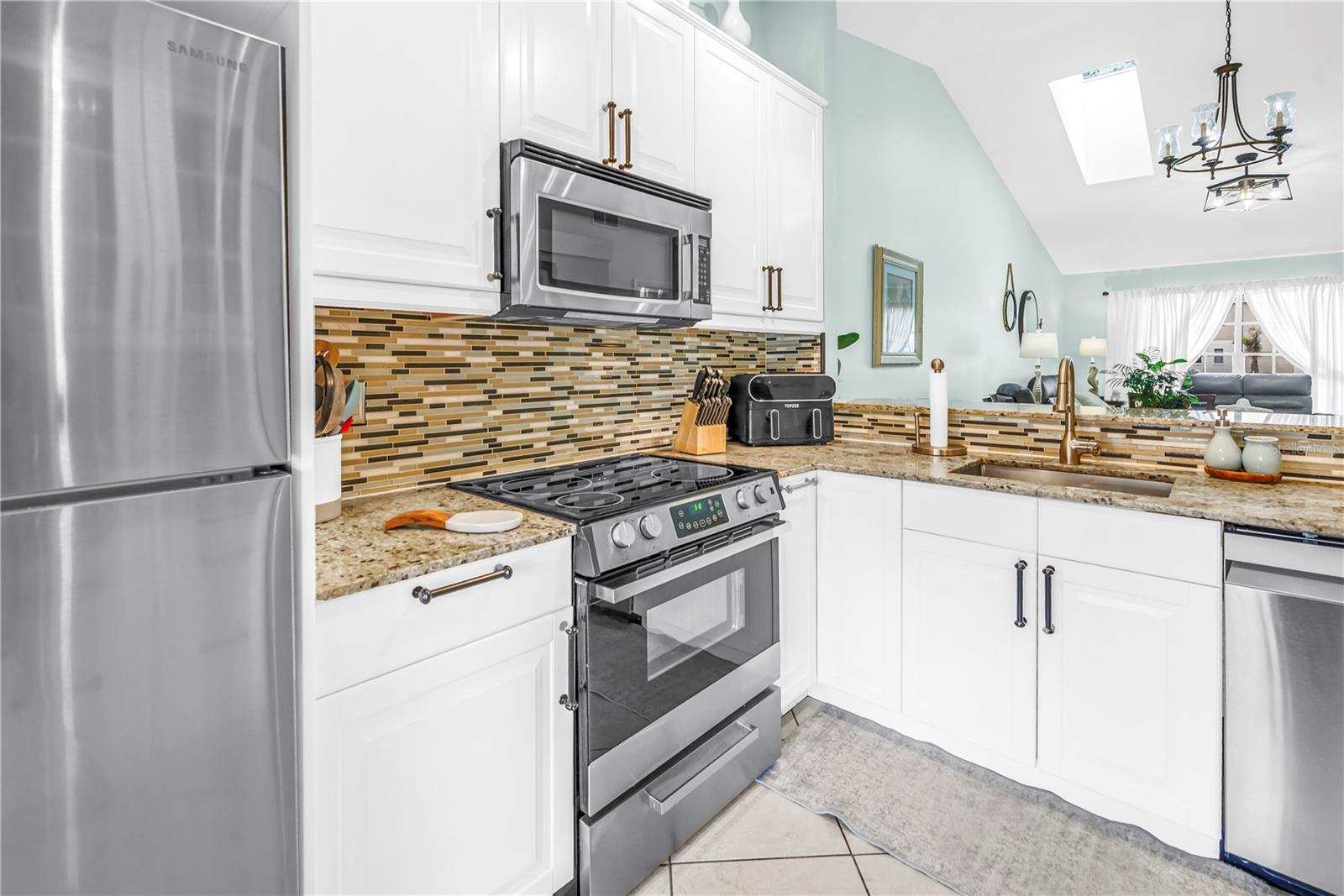 Image 6 of 46 For 228 Sun Vista Court N 70