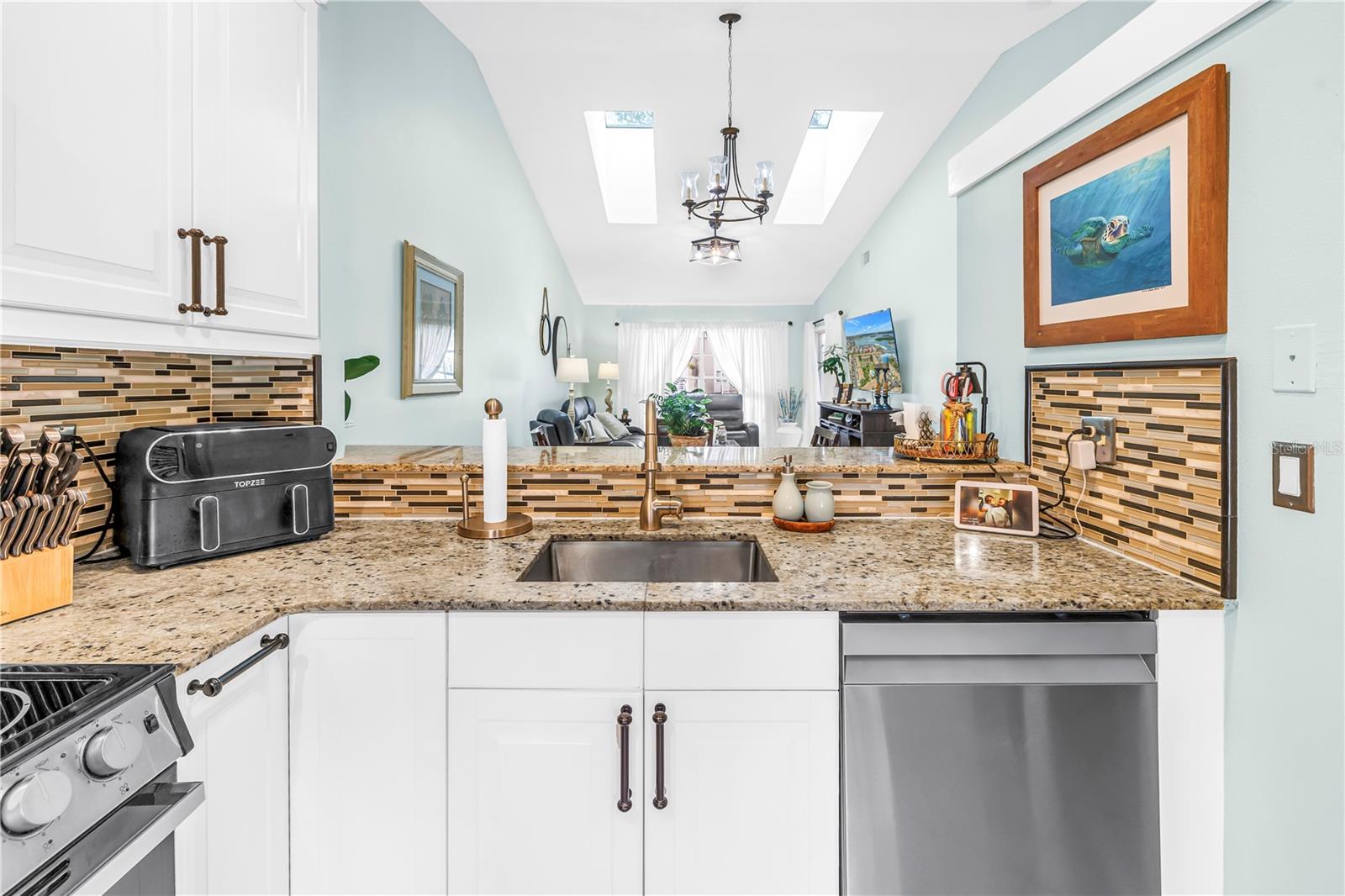 Image 7 of 46 For 228 Sun Vista Court N 70