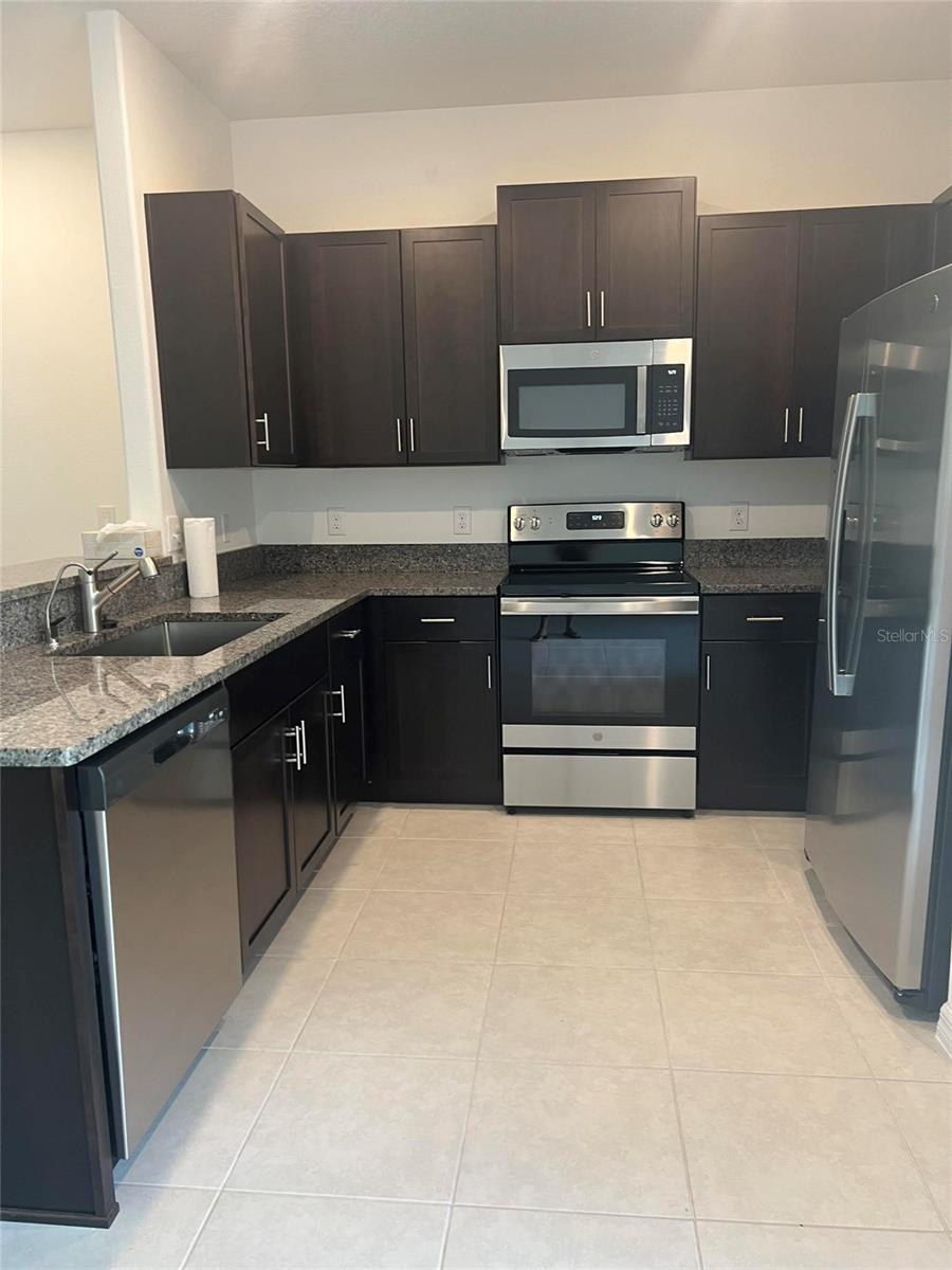 Image 2 of 31 For 14442 Editors Note Street