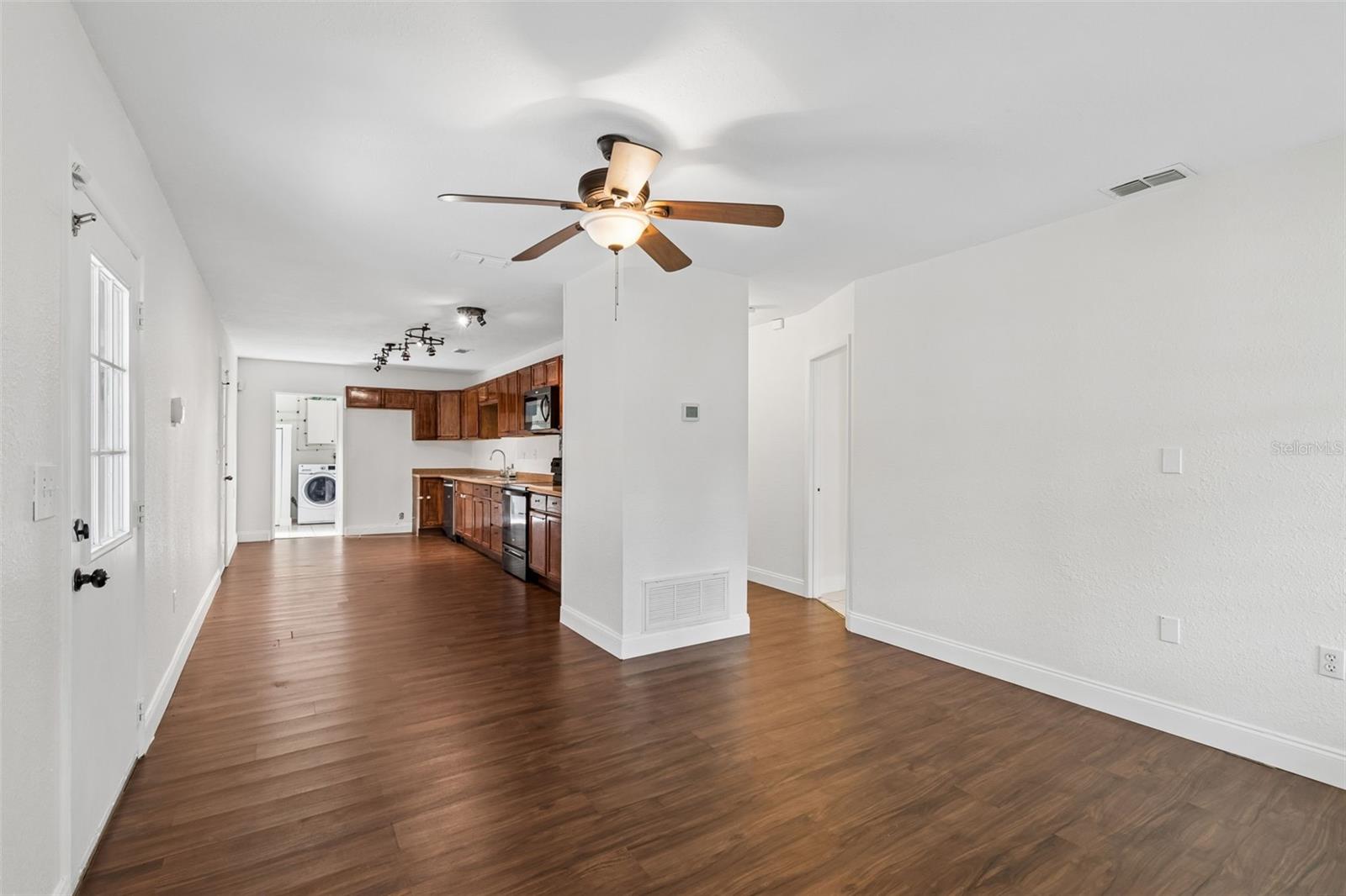 Listing photo id 8 for 911 Patterson Street