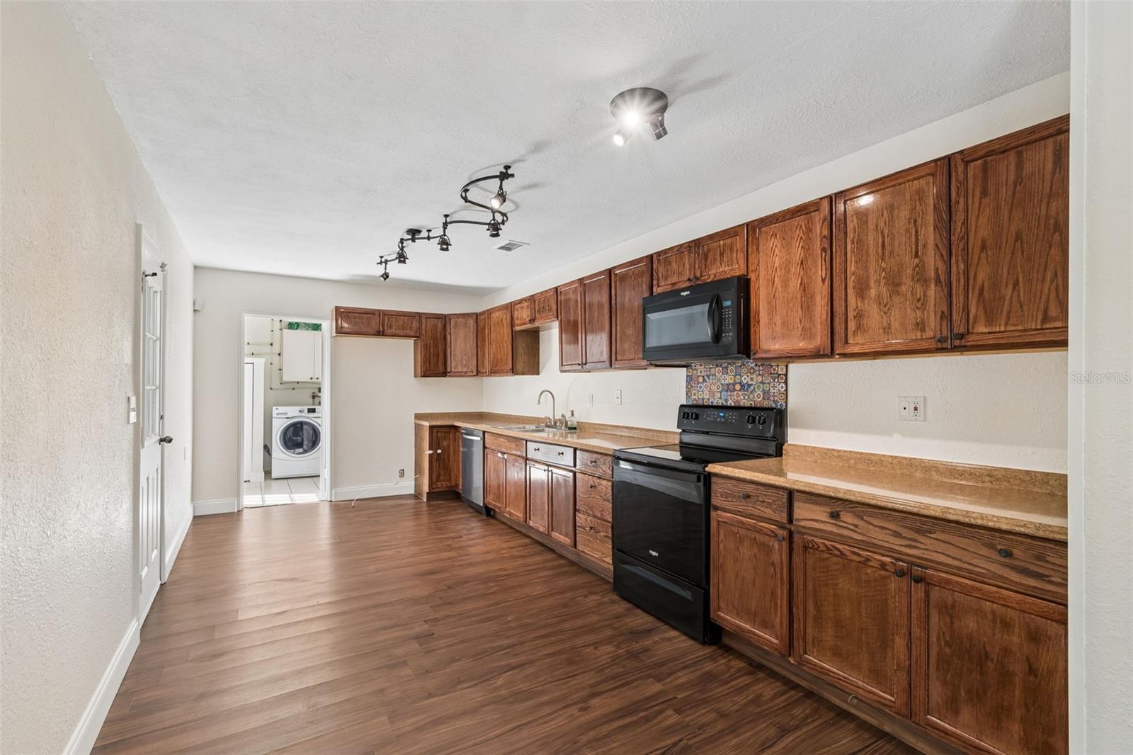 Listing photo id 10 for 911 Patterson Street