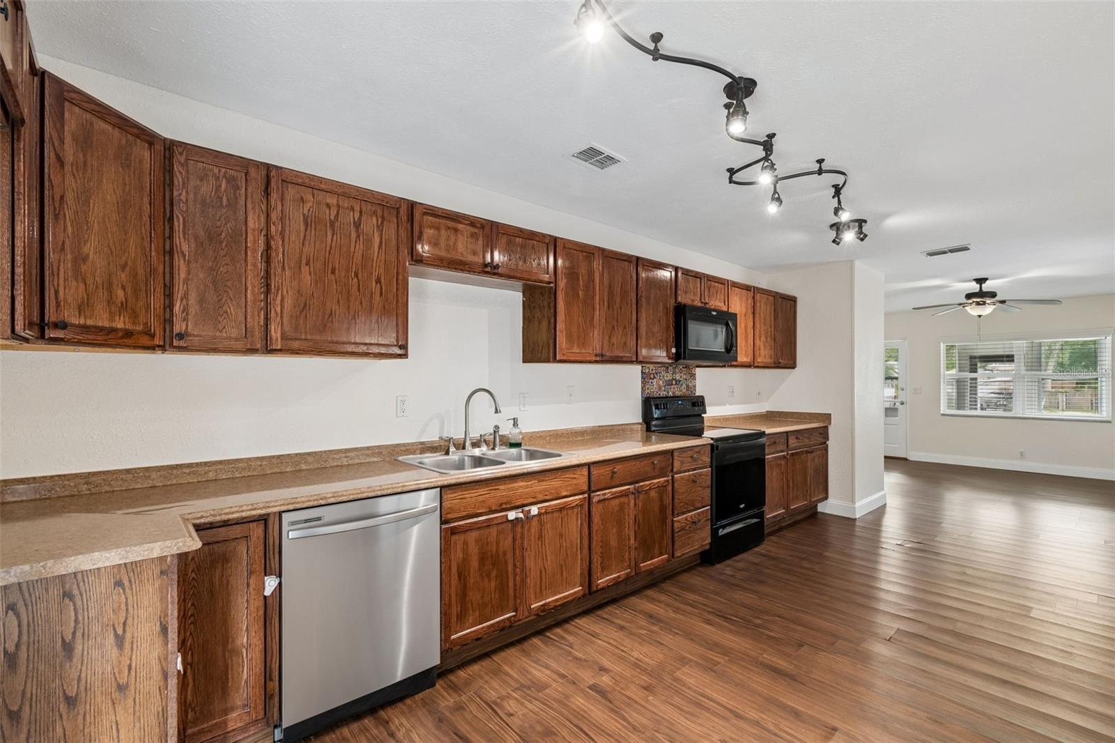 Listing photo id 11 for 911 Patterson Street